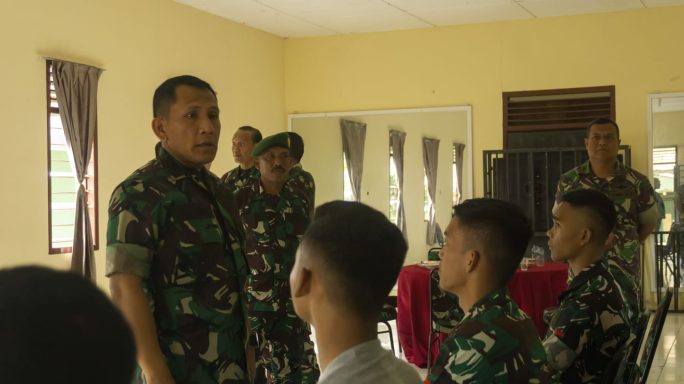 DANRINDAM ISKANDAR MUDA MAKAN BERSAMA DI BARAK REMAJA KOMPI DEMLAT RINDAM IM