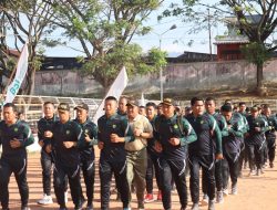 Untuk Menjaga Fisik, Anggota Kodim 0106/Ateng melaksanakan lari pagi.