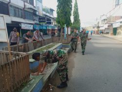 Menyambut bulan suci Ramadhan TNI dan Masyarakat melaksanakan jumat bersih