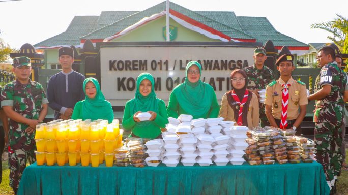 Kolaborasi Prajurit, Persit Bank BSI KCP Langsa, Bank Aceh Syariah KC Langsa dan Pramuka Binaan Kodim 0104/Aceh Timur Bagi-Bagi Takjil Ke Pengguna Jalan