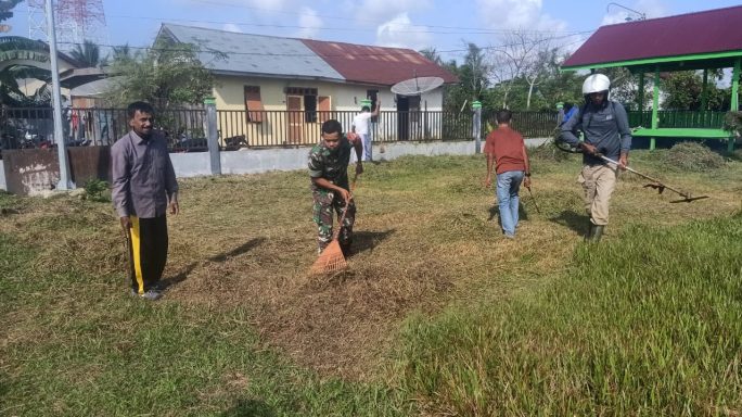 Jaga Kebersihan Makam, Babinsa dan Warga Kerja Bakti di TPU