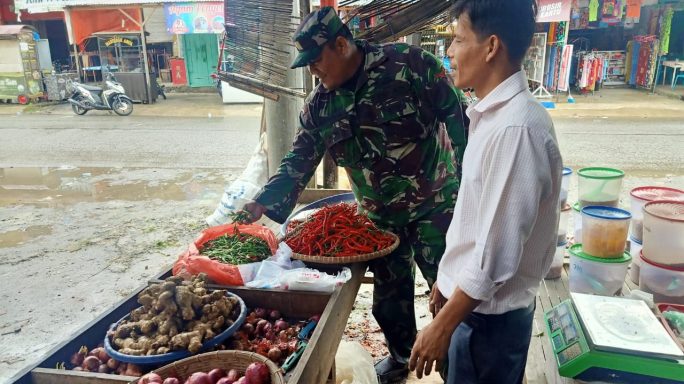 Peduli Terhadap Masyarakat, Babinsa Grong-Grong Laksanakan Monitoring Pasar di Bulan Ramadhan