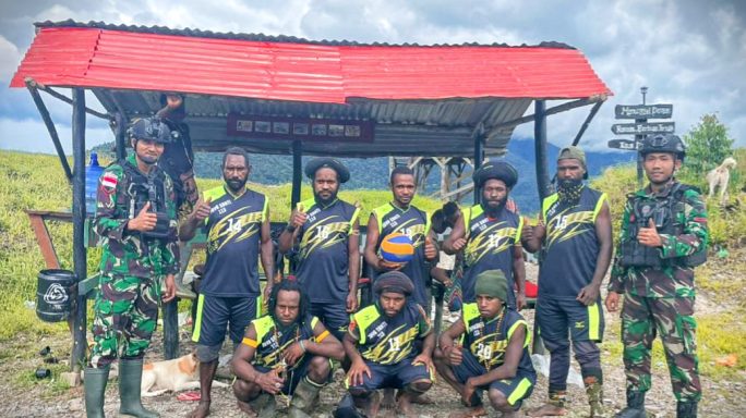 Bangkitkan semangat berolah raga Satgas Pamtas RI-PNG Kewilayahan Yonif RK 113/JS berbagi kostum dan bola Voly kepada pemuda binaan