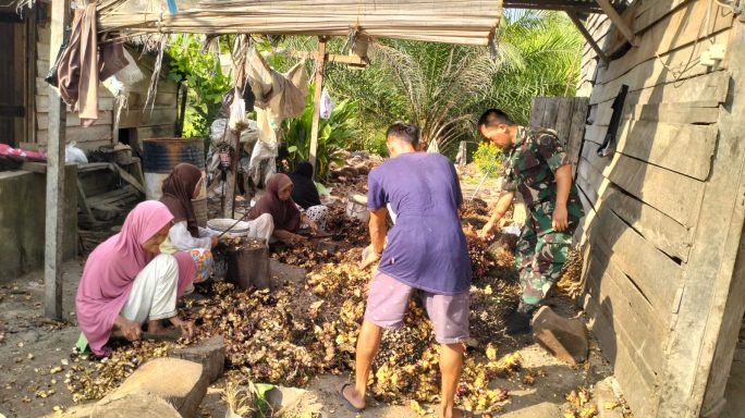 Bangun semangat petani Serka Parmin menyambangi petani Sawit