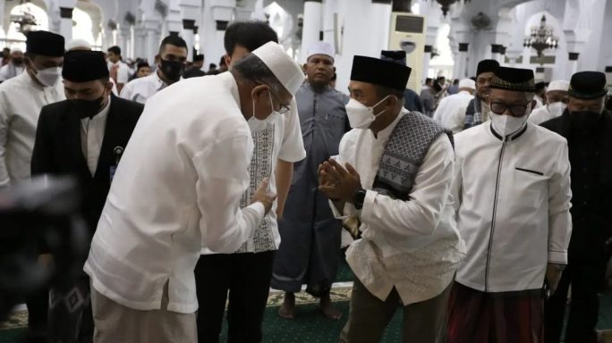 Bersama Forkompimda Aceh, Pangdam IM Melaksanakan Sholat Idul Fitri di Masjid Raya Baturrahman