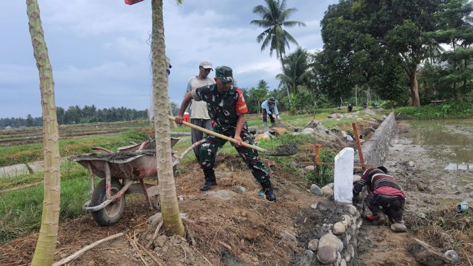 Dukung Petani, Babinsa Posramil Kuta Blang Bantu Bangun Talud Jalan Pertanian