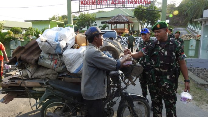 Berkah Ramadhan, Kodim 0117/Aceh Tamiang Bagikan Takjil Gratis