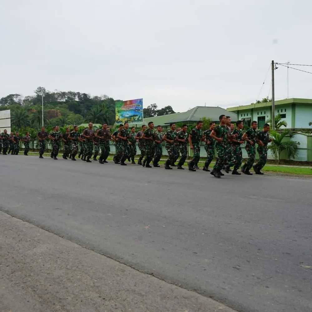 Bina Kebugaran Dan Kebersamaan Anggota Kodim 0117/Aceh Tamiang Adakan Olahraga Bersama