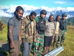 Satgas Organik Yonif RK 113/JS berbagi seng kepada Bapak Gembala Kampung Kulirik