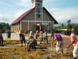 Jalin Kerukunan Antar Umat Beragama Babinsa Karya bhakti Bersihkan Gereja