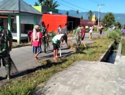 Babinsa Bersama Warga Gotong Royong Bersihkan Lingkungan