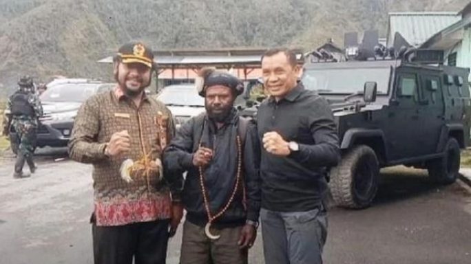 Panglima Perang Tingginambut Moro Kogoya Bertemu Pangdam, Curhat Ingin Jadi Kepala Kampung