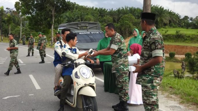Kodim 0118 Subulussalam Bersama Persit Kartika Chandra Kirana, Berbagi Takjil