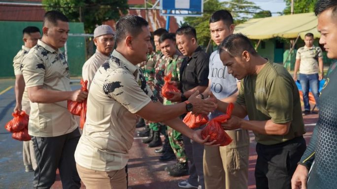 Danrem 011/LW Bagikan Daging Meugang kepada personil makorem 011/LW.