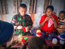 Asyiknya Satgas Pamtas RI – PNG Kewilayahan Yonif RK 113/JS belajar membuat noken Bersama mama – mama