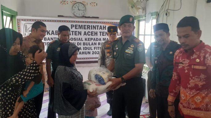 Pasiter Kodim 0108/Agara Hadiri Penyerahan Bansos Sembako Ke Masyarakat Kurang Mampu