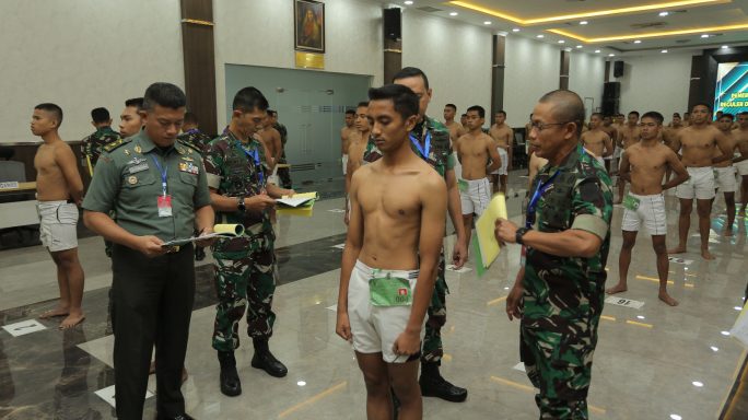 Peserta Seleksi Cata PK TNI AD Gel I TA. 2022 Mengikuti Sidang Parade Panda Di Kodam IM.