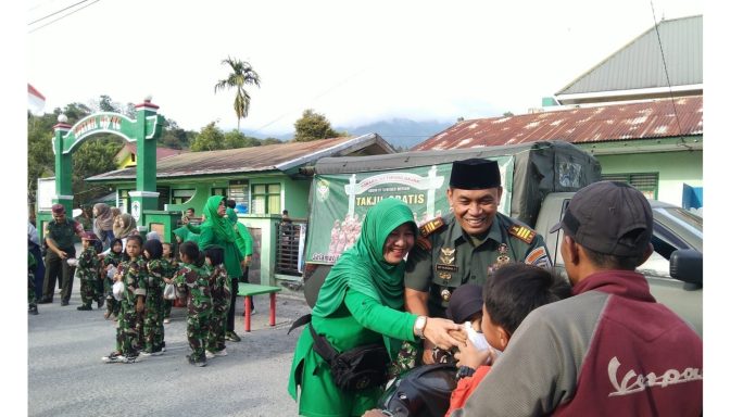 Kodim 0119/BM dan Persit KCK Cabang XXV bersama Wartawan Bagi Takjil Kepada Masyarakat
