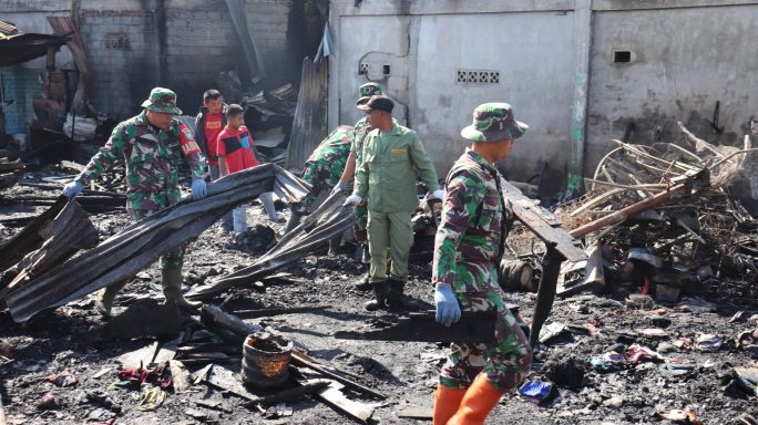 Personil TNI Bantu Warga Bersihkan Puing Puing Sisa Kebakaran