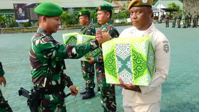 Komandan Kodim 0117/Aceh Tamiang Secara Simbolis Bagikan Paket Lebaran Prajurit