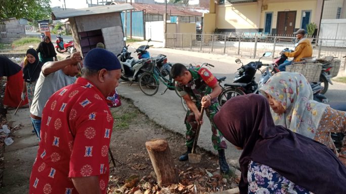 Babinsa Koramil 05/Idr, Bersama Warga Gotong Royong Bersihkan Lingkungan