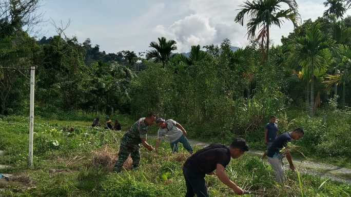 Hadapi Pertandingan Antar Desa, Babinsa Dan Pemuda Malaka Bersihkan Lapangan Bola Kaki