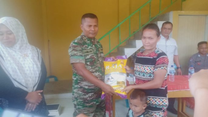 Danposramil Deleng Pokhisen Berikan Bantuan Kepada Anak Stunting