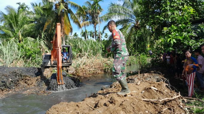 Babinsa Bersama Warga Masyarakat Normalisasi Irigasi Desa