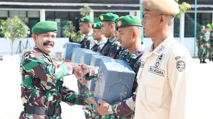 Kodim 102/Pidie Gelar Upacara Bendera Mingguan dan Penyerahan Bingkisan THR Kepada Personel dan PNS Jajarannya