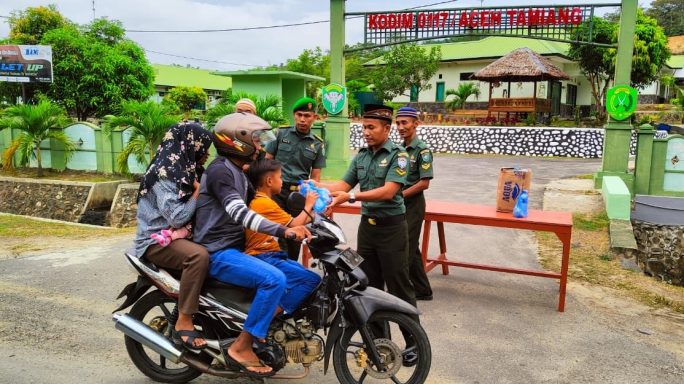 Kodim 0117/Aceh Tamiang Berbagi Takjil Di Pengujung Akhir Bulan Suci Ramadhan