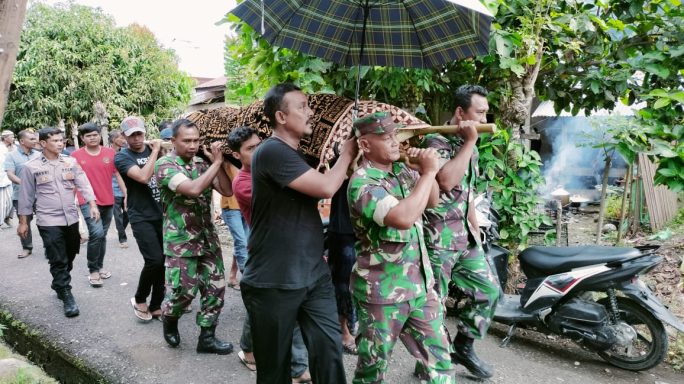 Wujud Empati Sesama, Babinsa Koramil 13/Keumala Bantu Proses Pemakaman Warga Desa Binaanya
