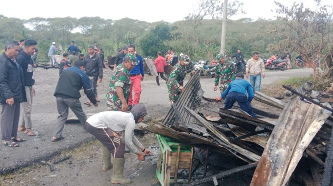 TNI Bersama Dinas Terkait Bersihkan Puing Sisa Kebakaran Yang Hangus Terbakar