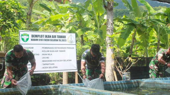 Sukseskan Program Ketahanan Pangan, Kodim 0107/Asel Tabur Ribuan Benih Ikan Nila