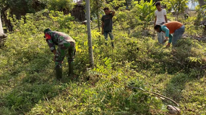Sambut Hari Raya Idul Fitri Babinsa Koramil 22/ Ulim Dan Warga Bersih-Bersih TPU