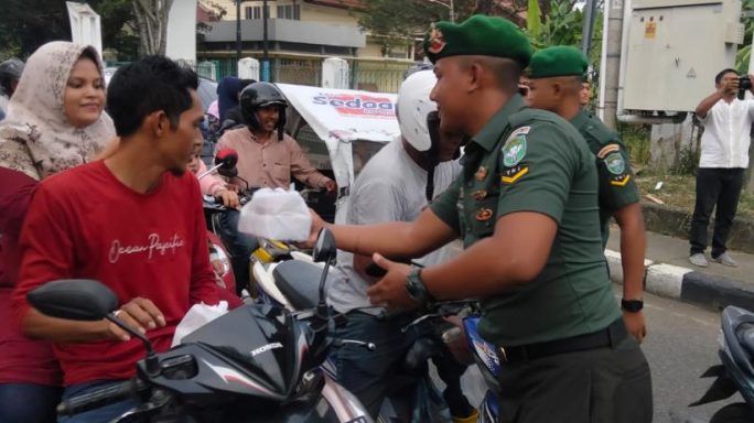 Bekangdam Iskandar Muda Bagikan Takjil Untuk Masyarakat sekitar Pengguna Jalan