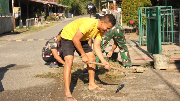 Danrindam IM bersama warga Rindam IM melaksanakan kegiatan Sabtu Bersih di kompleks asrama Rindam IM