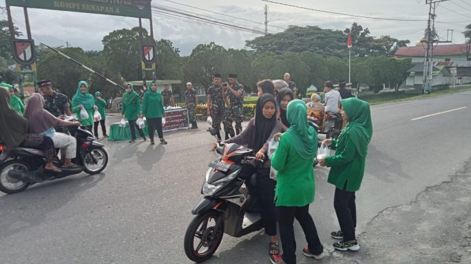 Yonif RK 114/SM bagikan takjil kepada masyarakat Sekitar