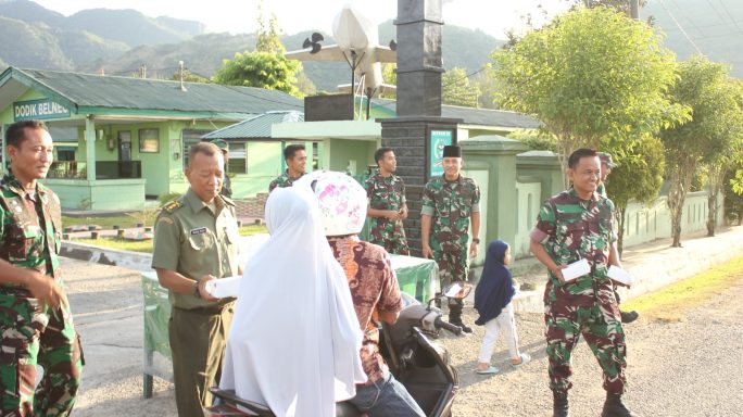 Rindam IM bagikan takjil untuk masyarakat yang melintas di jalan depan Markas Komando Rindam IM