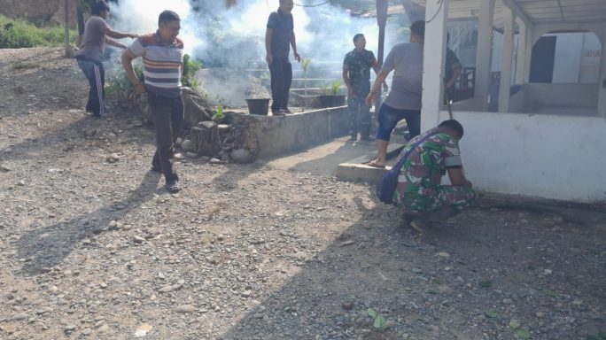 Jaga Kebersihan Sarana Ibadah Babinsa Bersama Warga Gotong Royong