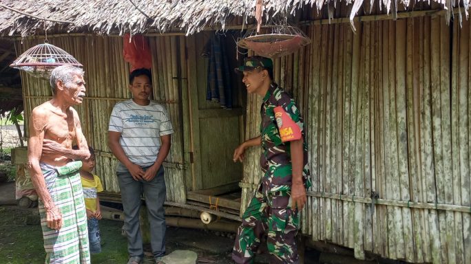 Babinsa Koramil 08/Arongan Lambalek Kunjungi Kakek Usman Basyah Yang Tinggal Di Rumah Tidak Layak Huni