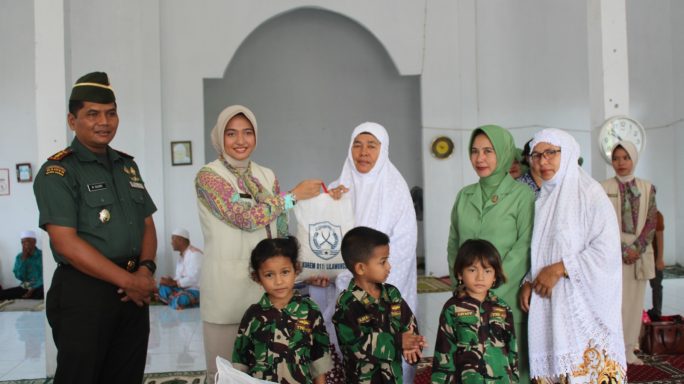 Yayasan TK Kartika Jaya XIV – 7 Dim 0108/Agara Serahkan Bantuan Ke Panti Jompo