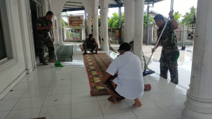 Di Bulan Penuh Berkah, Anggota Koramil 07/Johan Pahlawan Bersihkan Sarana Rumah Ibadah