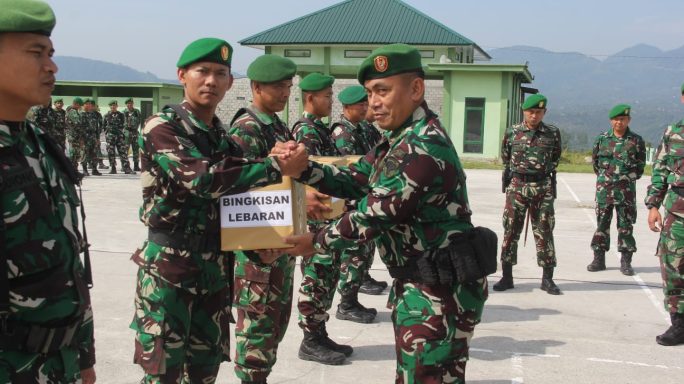 Dandim 0119/BM: Selesai Pimpin Upacara 17-san, Langsung Bagi-Bagi Bingkisan Lebaran Kepada Prajurit