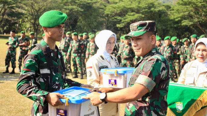 RINDAM ISKANDAR MUDA MELAKSANAKAN UPACARA 17-AN DILANJUTKAN PENYERAHAN BINGKISAN DAN THR