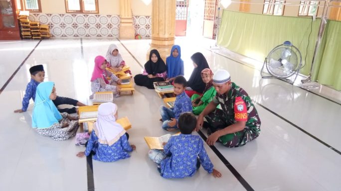 Waktu Luang Di Bulan Ramadhan, Babinsa Koramil 01/Simtim Ajarkan Mengaji Dan Kegiatan Positif