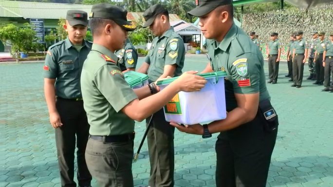 Dandim 0117/Aceh Tamiang Serahkan Bingkisan Lebaran Idul Fitri Dari KASAD Kepada Prajurit