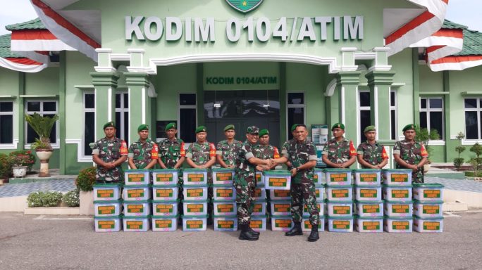 Dandim 0104/Atim Serahkan Bingkisan Lebaran dari Kasad kepada Prajurit