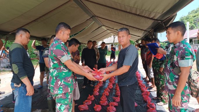 Sambut Idhul Fitri 1444 H, Dandim 0107/Asel Bagikan Daging Meugang Kepada Prajurit dan PNS