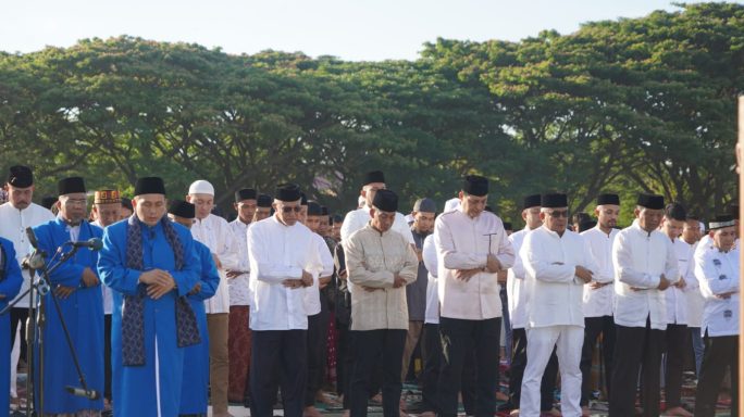 Pangdam IM bersama Masyarakat Aceh melaksanakan Shalat Idul Fitri 1 Syawal 1444 H tahun 2023 di Lapangan Blang Padang
