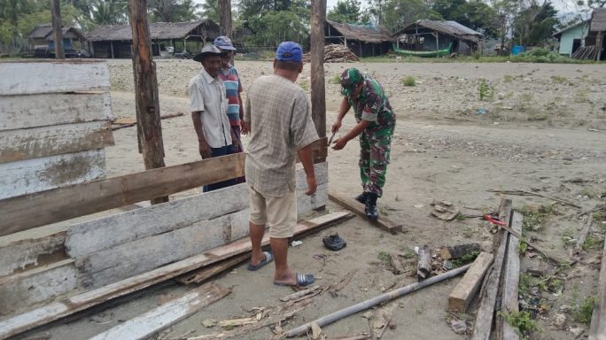 Babinsa Koramil Jangka Buya Membantu Masyarakat Membuat Rumah